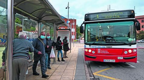Un grupo de usuarios se dispone a subir al Tierra Estella Bus frente a la estación de Estella Un grupo de usuarios se dispone a subir al Tierra Estella Bus frente a la estación de Estella
