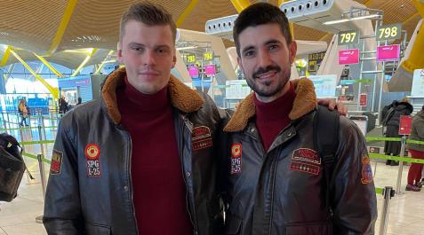 El meta Sergey Hernández y el lateral Eduardo Gurbindo, ayer minutos antes de despegar hacia Hungría