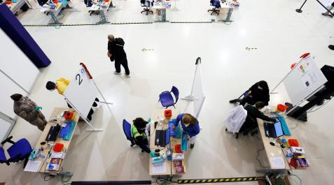 VacunasFerrol Sanitarios del ejército vacunan ciudadanos contra el covid-19 en el recinto ferial de Punta Arnela de Ferrol