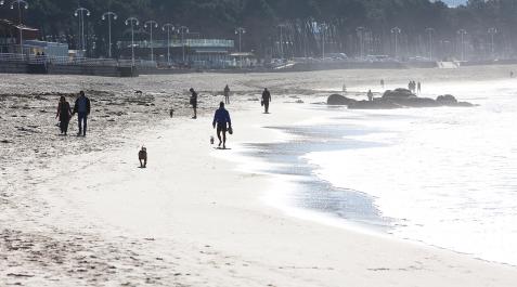 PlayaVigo Varias personas caminan este martes en la playa de Samil de Vigo en una jornada soleada