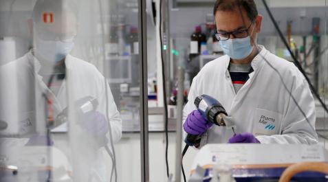 Un empleado trabaja en un laboratorio de la compañía española PharmaMar Un empleado trabaja en un laboratorio de la compañía española PharmaMar