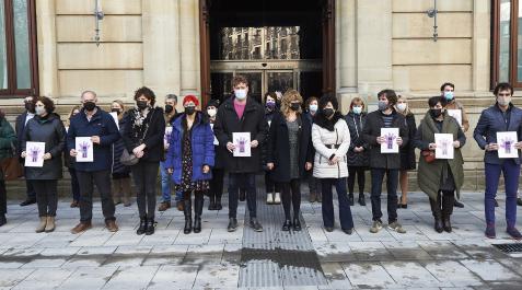 ParlamentoNav Representates del Parlamento durante el minuto de silencio por la mujer asesinada en Tudela
