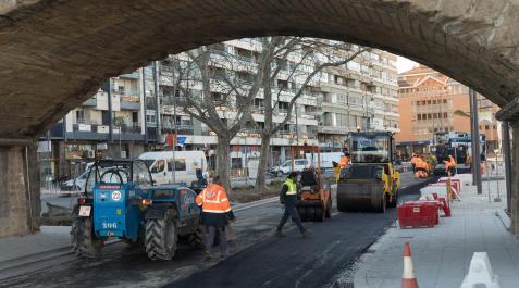 Operarios de la empresa Construcciones Boreste (Cobosa) trabajan en el asfaltado del paseo Pamplona de Tudela Operarios de la empresa Construcciones Boreste (Cobosa) trabajan en el asfaltado del paseo Pamplona de Tudela