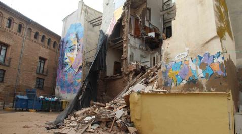 DERRIBO INMINENTE DEL EDIFICIO DE LA CALLE RÚA. El edificio de la calle Rúa, nº 14 sufrió un derrumbe hace unos 3 meses que obligó a desalojar a sus 6 residentes. El 25 de diciembre hubo dos más y, esta vez, se desalojó a 7 vecinos de edificios colindante DERRIBO INMINENTE DEL EDIFICIO DE LA CALLE RÚA. El edificio de la calle Rúa, nº 14 sufrió un derrumbe hace unos 3 meses que obligó a desalojar a sus 6 residentes. El 25 de diciembre hubo dos más y, esta vez, se desalojó a 7 vecinos de edificios colindantes. Fue declarado en ruina y se espera que hoy comiencen los trabajos para su derribo