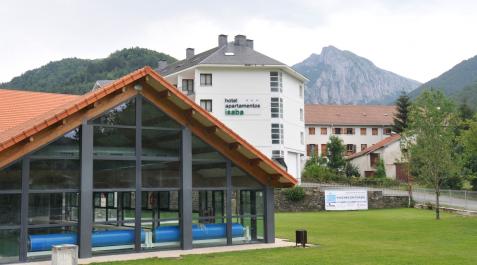 Instalaciones que acogen la piscina cubierta a la entrada de Isaba Instalaciones que acogen la piscina cubierta a la entrada de Isaba