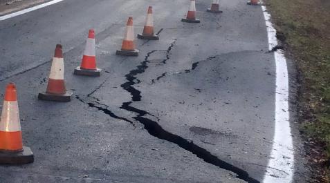 El terreno que soporta la carretera se ha venido abajo El terreno que soporta la carretera se ha venido abajo