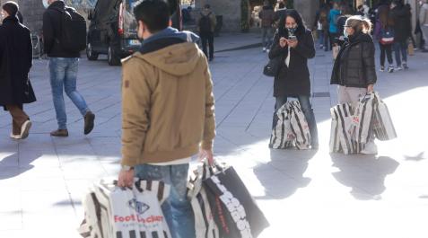 rebajas Varias personas llevan bolsas con sus compras en el centro de Barcelona el pasado viernes