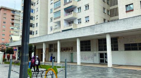 Vista de los bajos que se quieren adaptar como centro de día Vista de los bajos que se quieren adaptar como centro de día