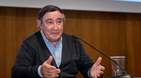 El autor navarro Víctor Manuel Arbeloa ha ido escribiendo los poemas que ahora componen el ‘Cancionero de la vida contra el terror’ en los últimos cuarenta años El autor navarro Víctor Manuel Arbeloa ha ido escribiendo los poemas que ahora componen el ‘Cancionero de la vida contra el terror’ en los últimos cuarenta años