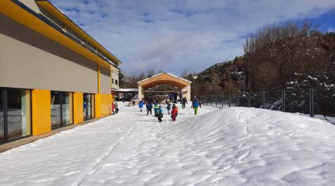 Momento de recreo en un patio cubierto de nieve. El colegio e instituto del valle de Roncal se estrenó en enero de 2020