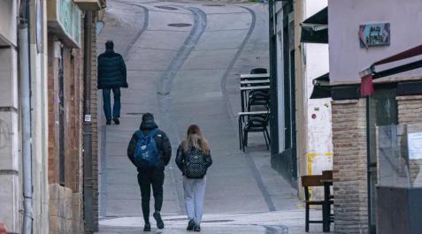 Tramo superior de la calle Navarrería con el Templo en la cuesta a la derecha, en el número 50 Tramo superior de la calle Navarrería con el Templo en la cuesta a la derecha, en el número 50