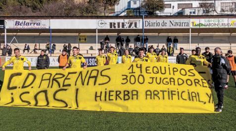 Jugadores, directiva y socios del Arenas posaron ayer antes del derbi con la pancarta reivindicativa Jugadores, directiva y socios del Arenas posaron ayer antes del derbi con la pancarta reivindicativa