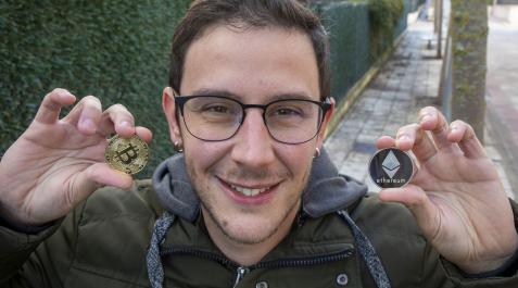 Fermín Solano muestra un bitcoin y un ethereum Fermín Solano muestra un bitcoin y un ethereum