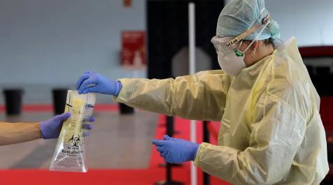 test covid La sexta ola continúa en Navarra con los positivos diarios por encima de los mil