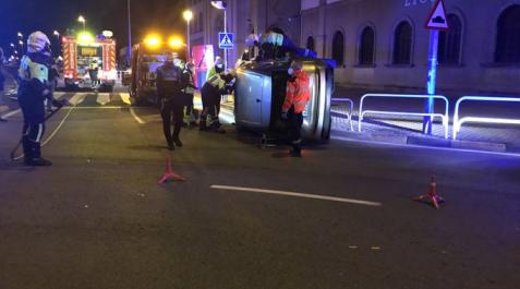 accidente calle Monjardín Vehículo volcado en el accidente en la calle Monjardín de Pamplona