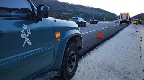 guardia civil Los agentes auxiliaron en un primer momento al joven, que sufrió convulsiones tras el accidente