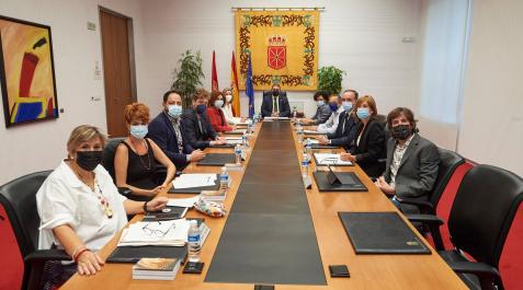 Mesa y Junta La Mesa y Junta de Portavoces, en una reunión. De izquierda a derecha: Marisa de Simón (Izquierda-Ezkerra), Bakartxo Ruiz (EH Bildu), Ramón Alzórriz (PSN), Maiorga Ramírez (EH Bildu), Yolanda Ibáñez (Navarra Suma), la letrada mayor Silvia Domenech, el presidente Unai Hualde (Geroa Bai), Inma Jurío (PSN), Juan Luis Sánchez de Muniáin (NA+), Javier Esparza (NA+), Uxue Barkos (Geroa Bai) y Mikel Buil (Podemos).