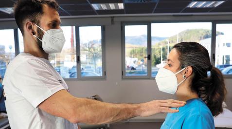 Iñaki Mujika mejora la movilidad de sus brazos junto con la sanitaria Edurne, en el centro de Imárcoain Iñaki Mujika mejora la movilidad de sus brazos junto con la sanitaria Edurne, en el centro de Imárcoain