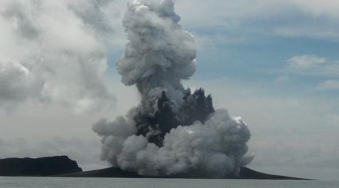 Erupción del volcán submarino Hunga Tonga-Hunga Ha'apai, en Tonga Erupción del volcán submarino Hunga Tonga-Hunga Ha'apai, en Tonga