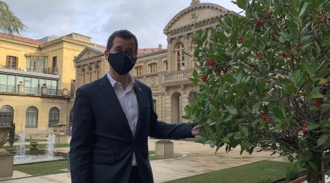 El consejero Irujo posa frente al árbol plantado en el jardín del Palacio de Navarra, como símbolo de la S4 El consejero Irujo posa frente al árbol plantado en el jardín del Palacio de Navarra, como símbolo de la S4