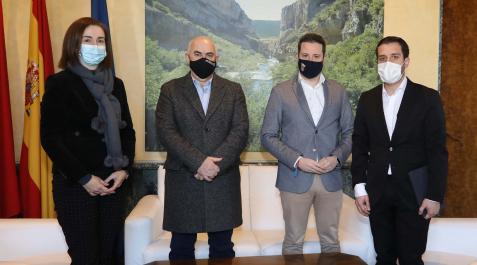 Momento previo a la firma del concierto con el alcalde del Ayuntamiento de Tudela Momento previo a la firma del concierto con el alcalde del Ayuntamiento de Tudela