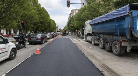 Trabajos de asfaltado en la avenida Pío XII de Pamplona, en una fotografía de archivo