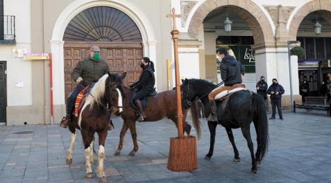 san antón tudela Tres jinetes proceden a dar las tres vueltas sobre sus monturas a la Cruz colocada por la Orden del Volatín en la plaza de los Fueros de Tudela