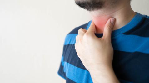 Un joven con carraspera y dolor de garganta