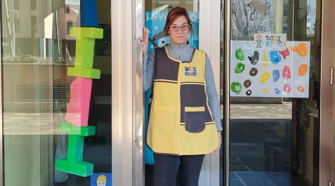 1642498495280 Maite Moratinos en la puerta de su Centro de atención infantil Txiki Garden en Nueva Artica.