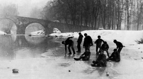 Varios jóvenes juegan sobre el hielo del río Arga helado, junto al puente de San Pedro, el 4 de enero de 1971 Varios jóvenes juegan sobre el hielo del río Arga helado, junto al puente de San Pedro, el 4 de enero de 1971