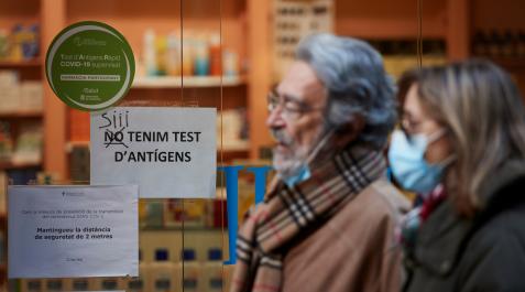 farmacia Una farmacia del centro de Barcelona anuncia la venta de test de antígenos