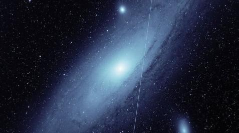 La traza de un satélite Starlink aparece en esta imagen de la galaxia de Andrómeda La traza de un satélite Starlink aparece en esta imagen de la galaxia de Andrómeda