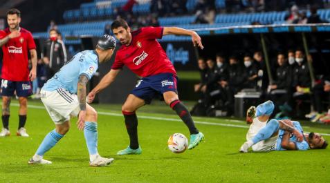 Cote encara a Hugo Mallo mientras Brais Méndez está tendido en el suelo Cote encara a Hugo Mallo mientras Brais Méndez está tendido en el suelo