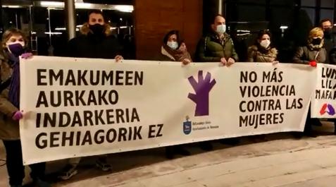 ansoáin concentración En la concentración se ha guardado un minuto silencio y se ha leído la declaración aprobada este martes por el Ayuntamiento de Ansoáin