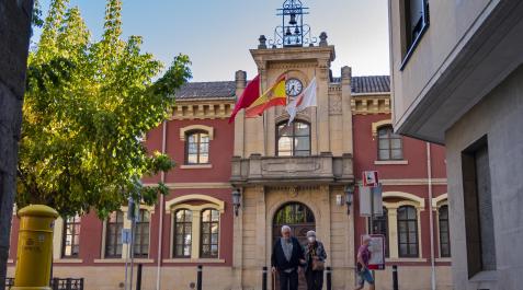 Ayuntamiento de Estella Fachada principal del Ayuntamiento de Estella