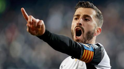 Gayá protesta la anulación de un gol por fuera de juego Gayá protesta la anulación de un gol por fuera de juego
