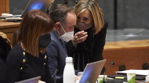 esparza María Jesús Valdemoros, Javier Esparza y Cristina Ibarrola (Navarra Suma), este jueves en el Parlamento foral