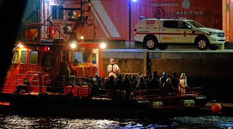 Migrantes en Fuerteventura Varios inmigrantes de origen subsahariano localizados a 33 millas en Gran Tarajal, Fuerteventura