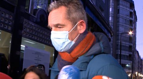 Iñaki Urdangarin Iñaki Urdangarin atiende a los periodistas a las puertas de su lugar de trabajo tras confirmarse su relación con Ainhoa Armentia