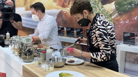 El chef David Yárnoz y la Presidenta Chivite, en el 'show cooking' en Fitur El chef David Yárnoz y la Presidenta Chivite, en el 'show cooking' en Fitur