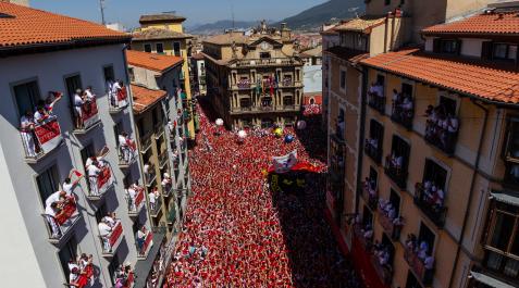 Chupinazo Autor_ Rodrigo Jimene (33869322) La Plaza del Ayuntamiento, a rebosar minutos antes del chupinazo de 2019