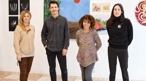 Cuatro de los artistas que participan en la exposición. De izda a dcha: Cristina Cidriain (pintura), Mikel Muruzábal (fotografía), Alexandra Gapihan (obra mixta) y Ainhoa Sánchez (cerámica). Cuatro de los artistas que participan en la exposición. De izda a dcha: Cristina Cidriain (pintura), Mikel Muruzábal (fotografía), Alexandra Gapihan (obra mixta) y Ainhoa Sánchez (cerámica).