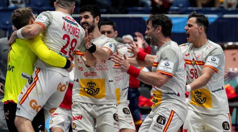 Los jugadores de la selección española celebran el triunfo agónico ante Rusia