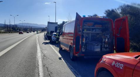 Los dos ocupantes de un turismo han resultado heridos leves este viernes al sufrir una colisión por alcance con un camión, que se ha producido a las 13.36 horas a la altura del kilómetro 3,3 de la PA-30, en sentido Noáin, en el término municipal de Arangu Los dos ocupantes de un turismo han resultado heridos leves este viernes al sufrir una colisión por alcance con un camión, que se ha producido a las 13.36 horas a la altura del kilómetro 3,3 de la PA-30, en sentido Noáin, en el término municipal de Aranguren