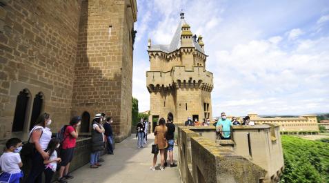 Un grupo de visitantes sigue las explicaciones en una visita guiada al Palacio Real de Olite Un grupo de visitantes sigue las explicaciones en una visita guiada al Palacio Real de Olite