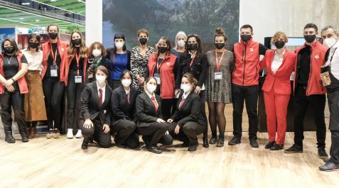 fitur navarra 2022 Chivite y otras autoridades posan con las personas que han atendido el stand de Navarra