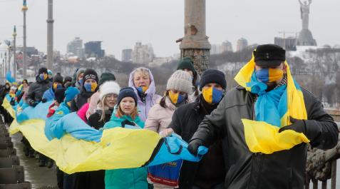 Ciudadanos de Ucrania forman una cadena simbólica en el puente sobre el río Dnieper, en Kiev, con motivo del aniversario de la unificación del país Ciudadanos de Ucrania forman una cadena simbólica en el puente sobre el río Dnieper, en Kiev, con motivo del aniversario de la unificación del país