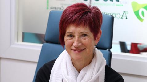 Begoña Arbeloa García, nacida en Mañeru hace 66 años y recién jubilada como trabajadora social, en la sede del Teléfono de la Esperanza Begoña Arbeloa García, nacida en Mañeru hace 66 años y recién jubilada como trabajadora social, en la sede del Teléfono de la Esperanza