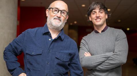 javier cámara diego san jose El actor Javier Cámara (i) y el guionista Diego San José (d), creador de la serie 'Venga Juan', posan en los pasillos del Auditorio de Zaragoza