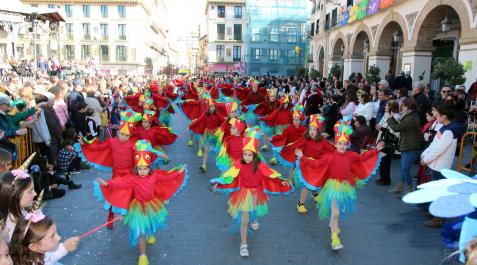 El público aplaude a un grupo de participantes en el desfile del domingo de Carnaval de 2020 El público aplaude a un grupo de participantes en el desfile del domingo de Carnaval de 2020